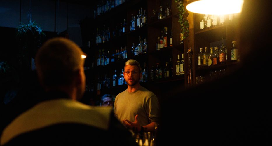 Lewis hosting in Black Parrot.